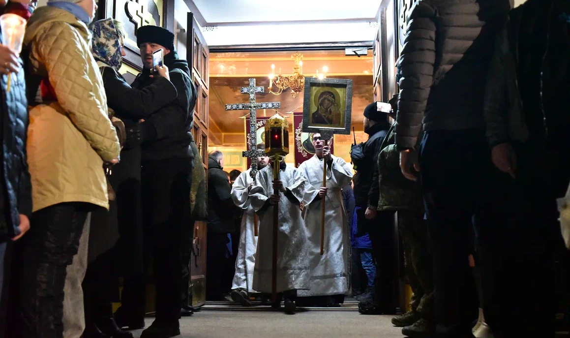 Фото Сотни прихожан пришли на ночную пасхальную службу в Вознесенский собор Новосибирска – 20 кадров 5